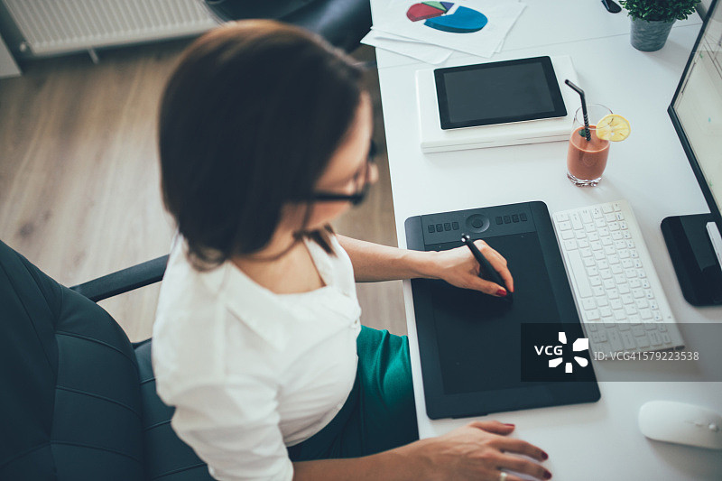 在办公室的女工程师图片素材