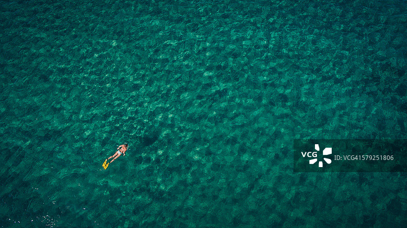 在碧绿的海水中水肺潜水图片素材