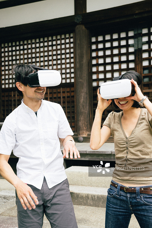情侣在户外使用虚拟现实模拟器图片素材