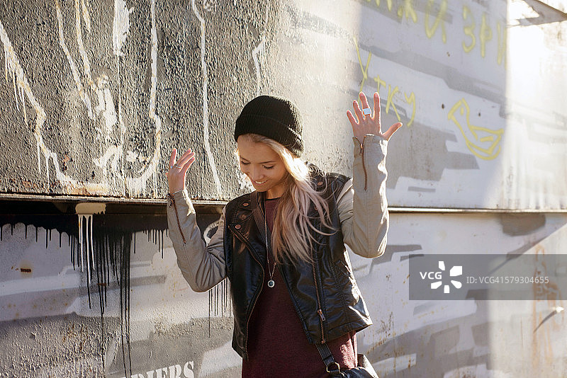 在城市里自信行走的年轻女人图片素材