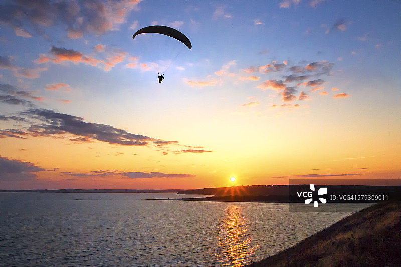 日落时分的滑翔伞图片素材