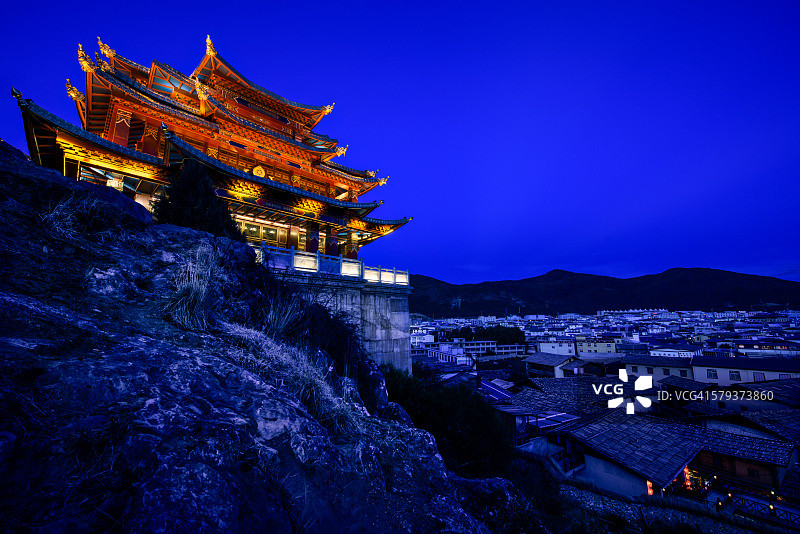 美丽的金色寺庙和最大的祈祷轮图片素材