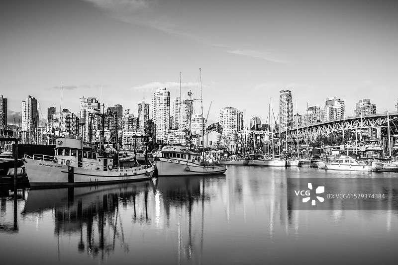 加拿大温哥华格兰维尔大桥和渔船（黑白照片）图片素材