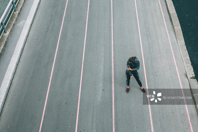 检查臂章的运动女人图片素材