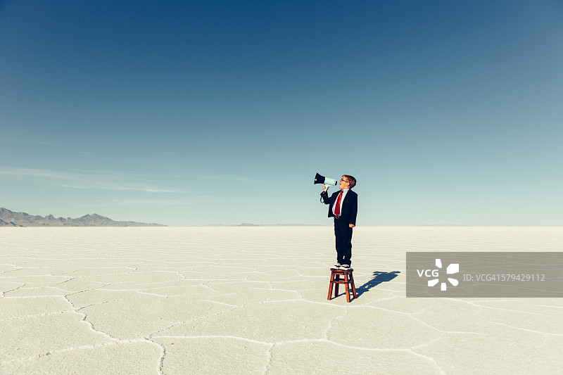 年轻的男童商人用扩音器喊话图片素材