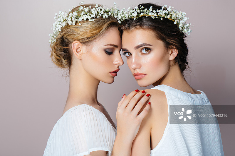 影棚里的两位漂亮女孩图片素材