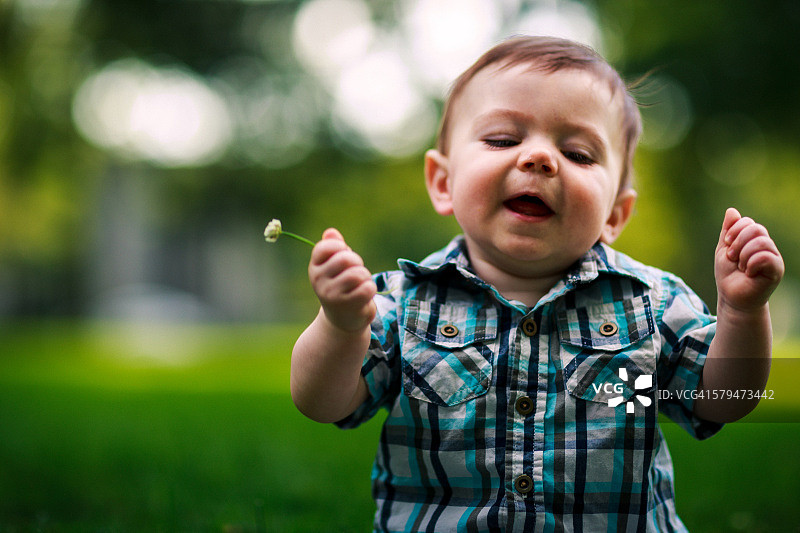 男孩在笑图片素材