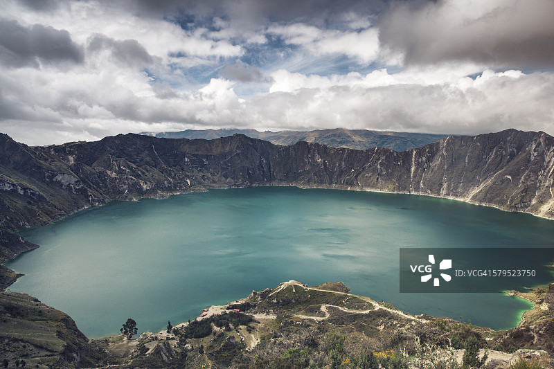 厄瓜多尔基洛托阿湖的蓝色湖泊美景图片素材