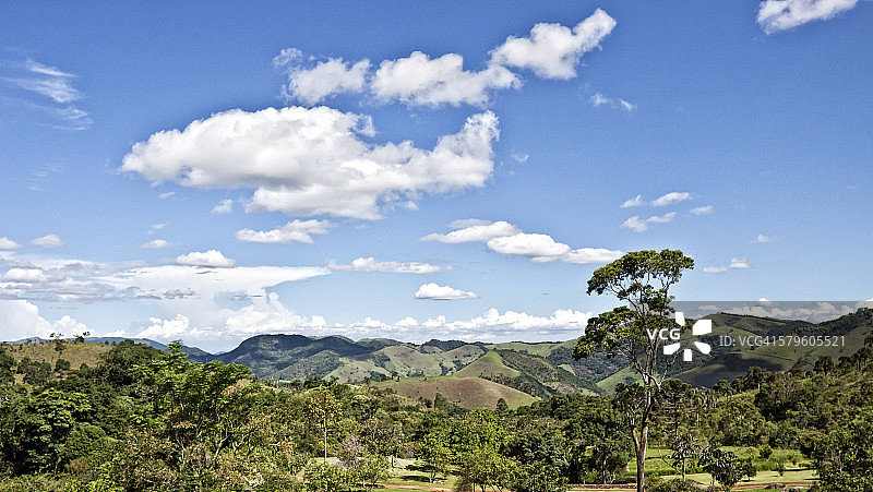 阳光明媚的山脉午后图片素材