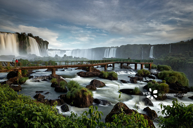 在巴西伊瓜苏瀑布弗洛里亚诺瀑布下的观景台图片素材