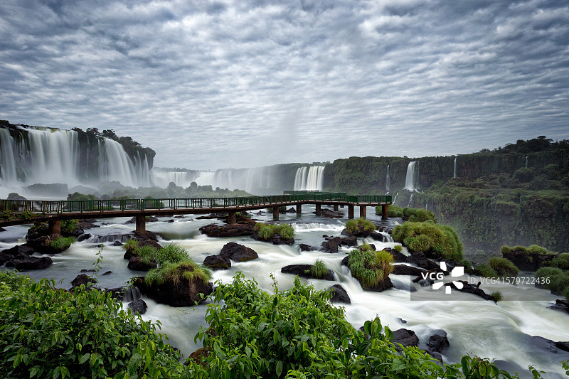 在巴西伊瓜苏瀑布弗洛里亚诺瀑布下的观景台图片素材