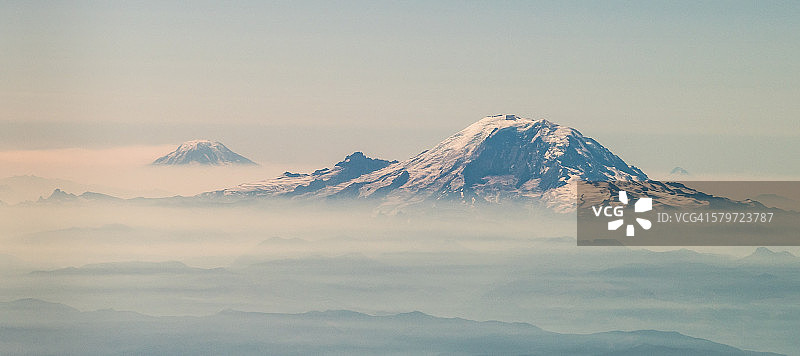 贝克山和雷尼尔山 - 喀斯喀特山脉图片素材