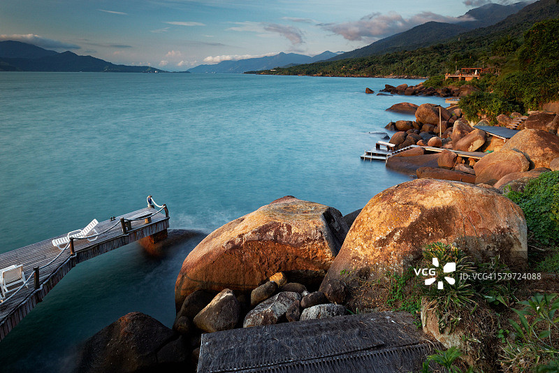 巴西圣保罗州伊利亚贝拉岛的海岸线和码头景色图片素材