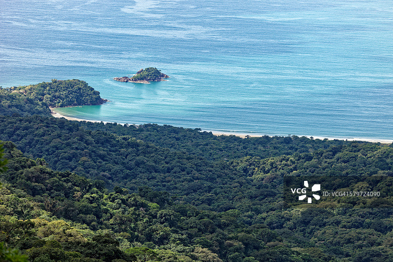 巴西圣保罗州伊利亚贝拉岛上的卡斯特拉诺斯海滩和热带雨林图片素材