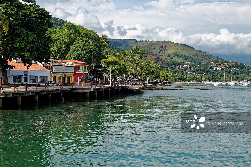 巴西圣保罗州伊利亚贝拉岛城镇中心的海滨图片素材