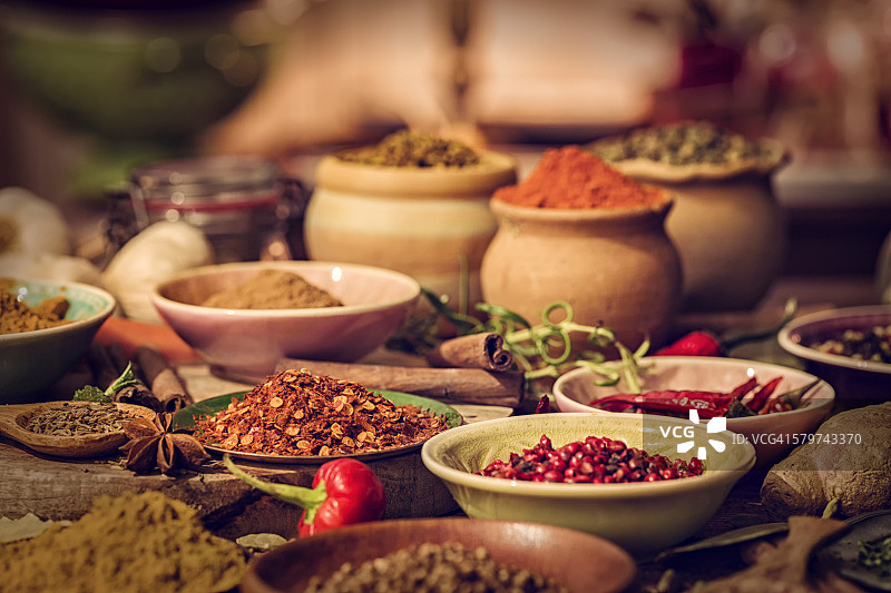 木制背景上的香料和草药图片素材