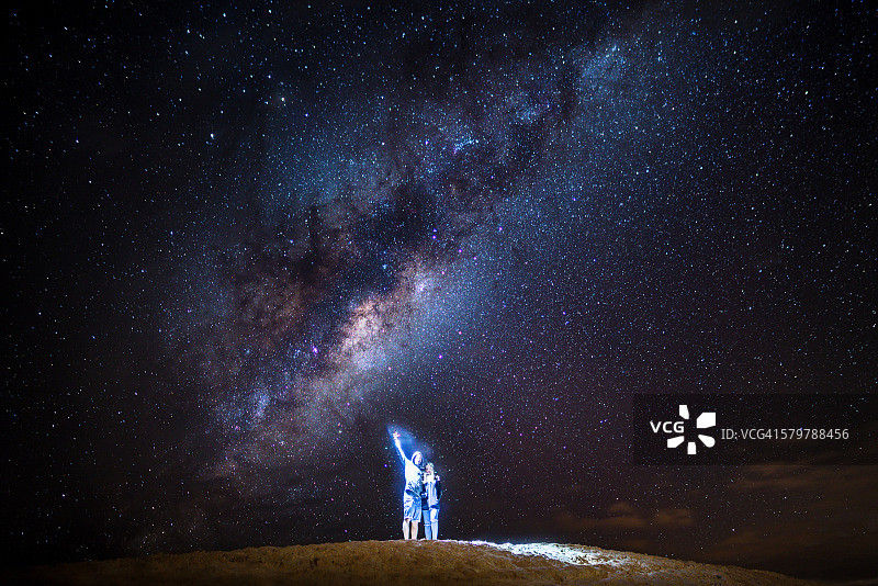 观赏银河的游客图片素材