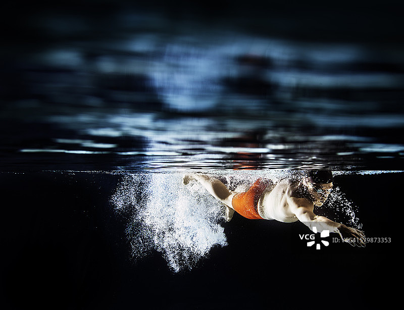 水面上的男游泳者图片素材