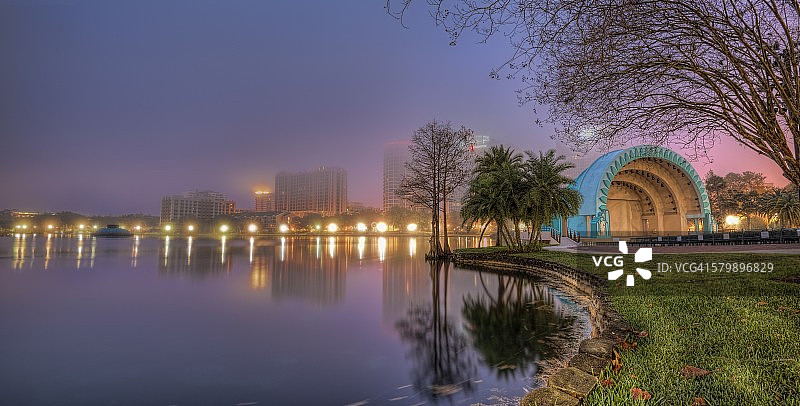 雾蒙蒙的早晨，伊奥拉湖图片素材