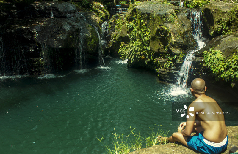 男人观看瀑布景色图片素材