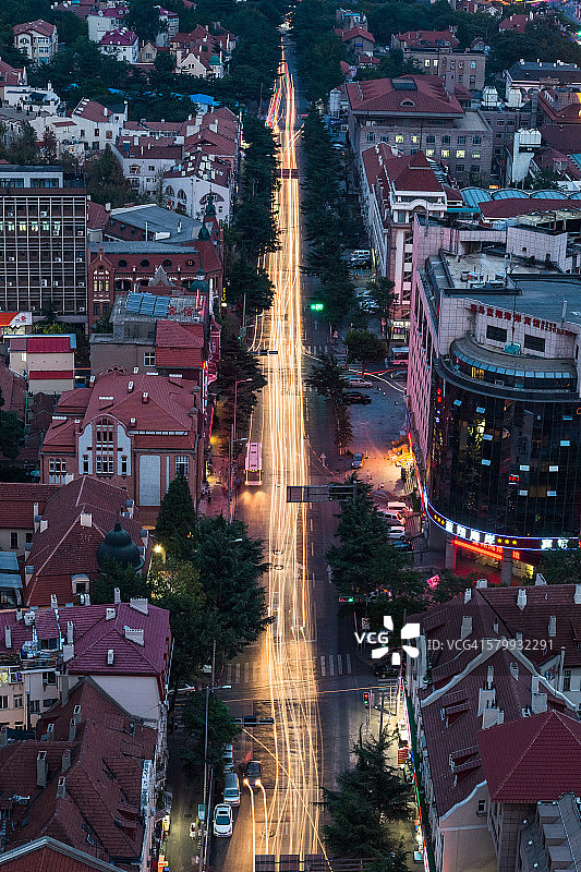 青岛城市街道车灯轨迹航拍图片素材