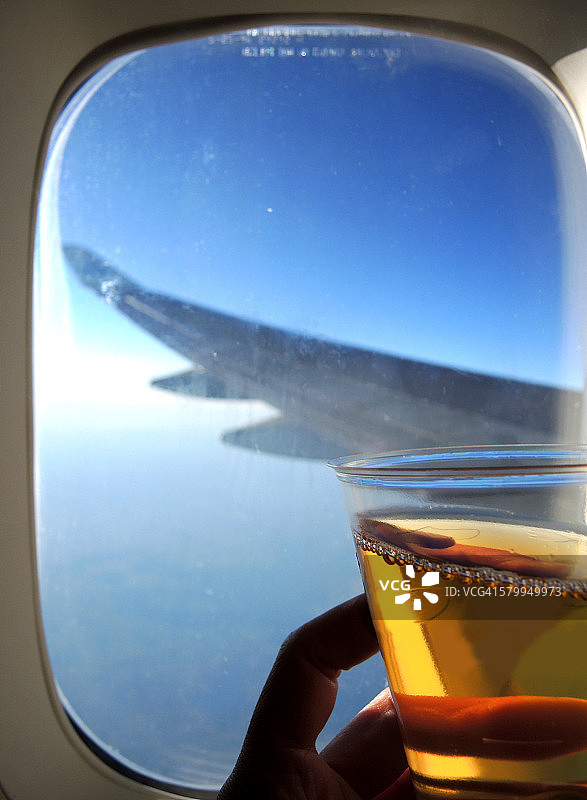 飞机舷窗景观苹果汁图片素材