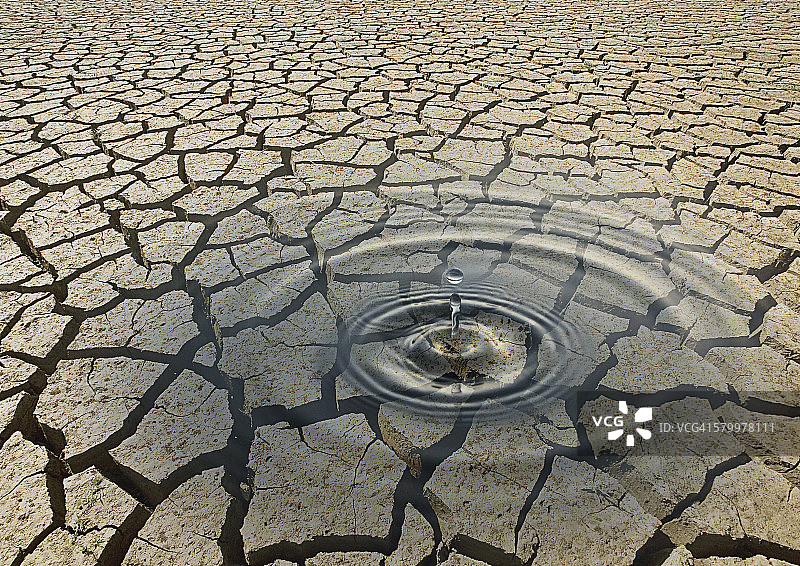 龟裂沙漠土地中的水波纹图片素材