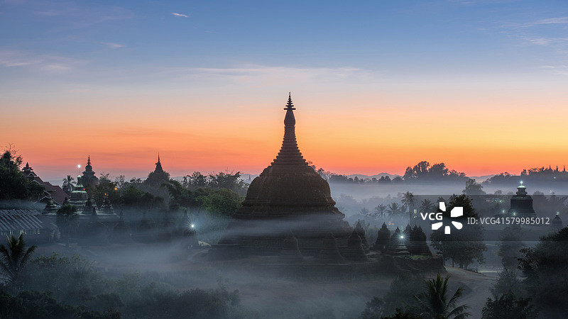 缅甸妙乌拉达那邦佛塔在薄雾中的暮色图片素材