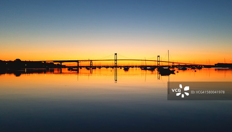 日出前的詹姆斯敦韦拉扎诺大桥图片素材