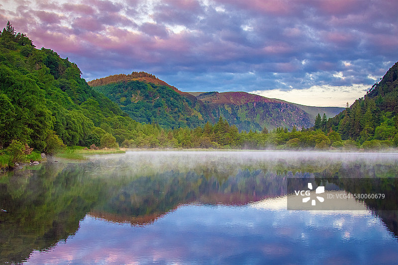 格兰达洛下湖的黎明图片素材