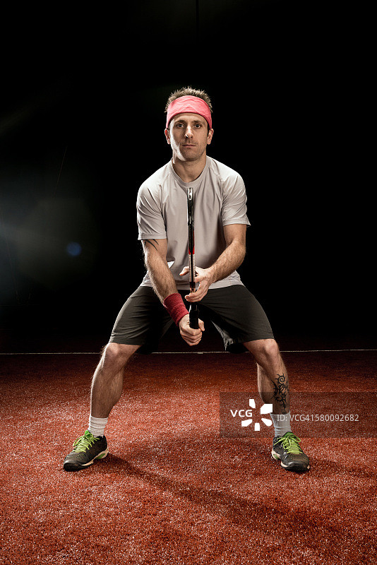 网球运动员准备接对手发球图片素材