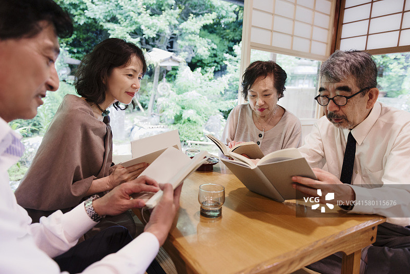 日本京都一家餐厅的年长日本书友会图片素材