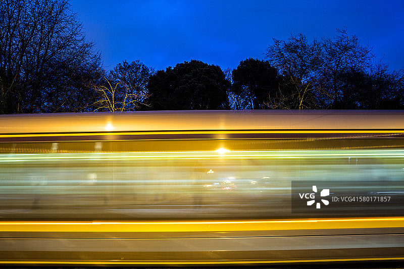 爱尔兰都柏林市圣史蒂芬绿地的LUAS图片素材