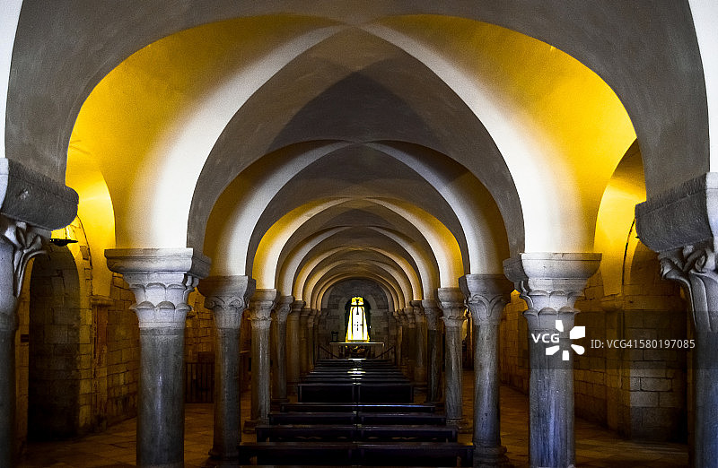 特拉尼大教堂地下室内部细节，意大利图片素材