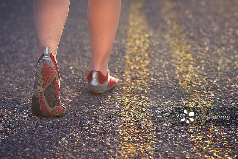 在路上行走的女士的脚图片素材