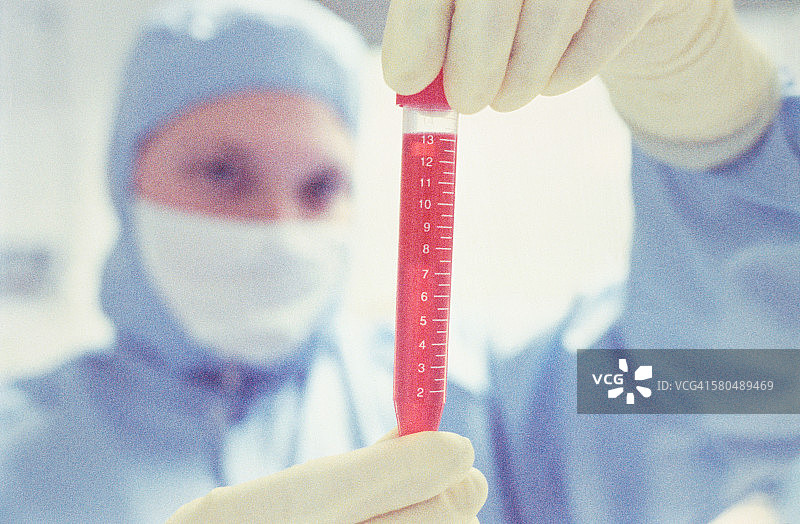 实验技术员正在处理样本图片素材