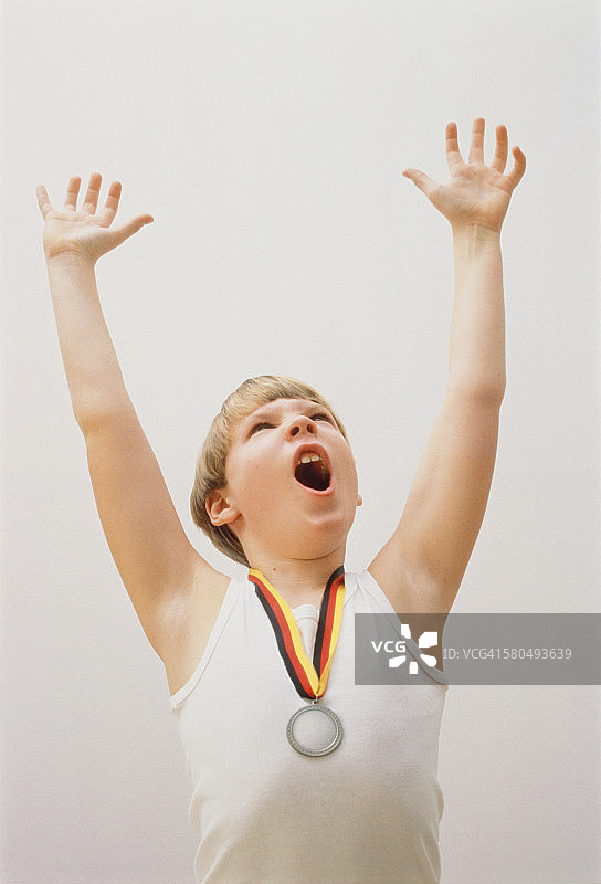 欢呼雀跃的男孩，佩戴奖牌图片素材