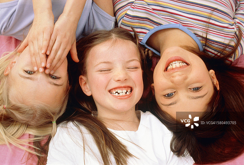 三个欢笑的女孩图片素材