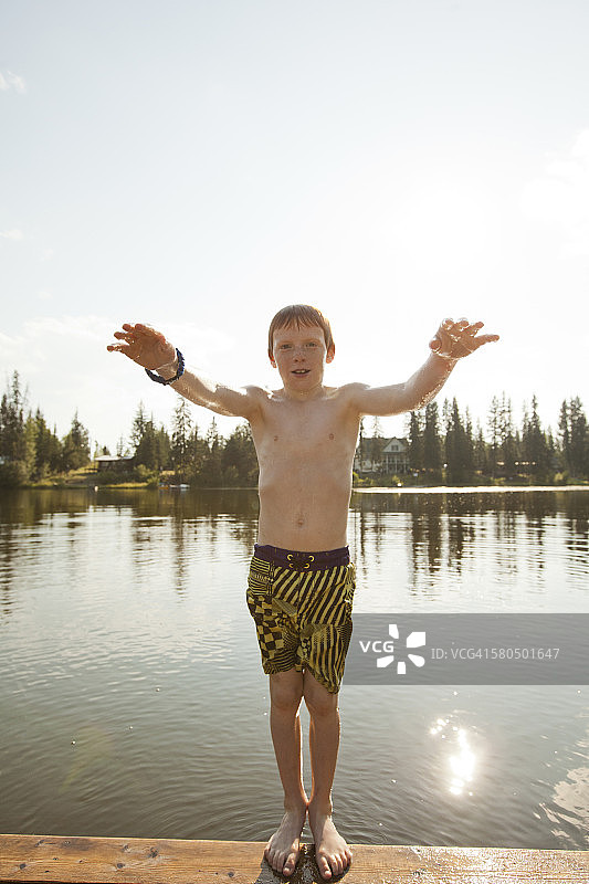 白人男孩向后倒进湖里图片素材