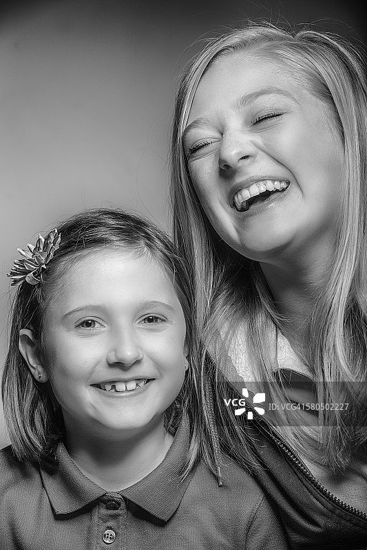 姐妹一起欢笑的特写图片素材