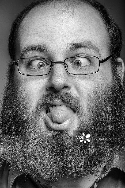 做鬼脸的络腮胡白人男子特写图片素材