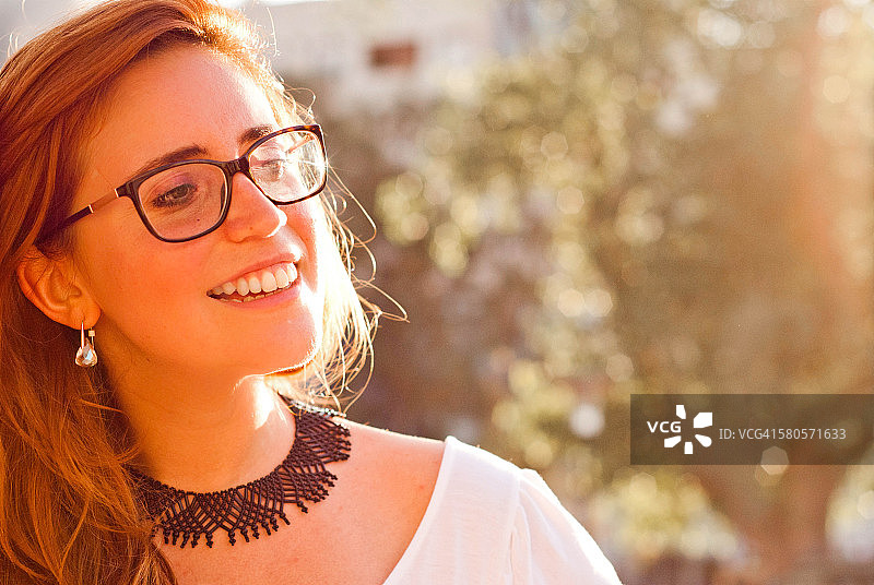 年轻女子微笑的肖像图片素材