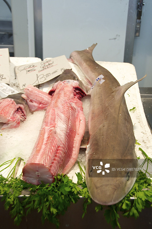 当地市场上的星鲨图片素材