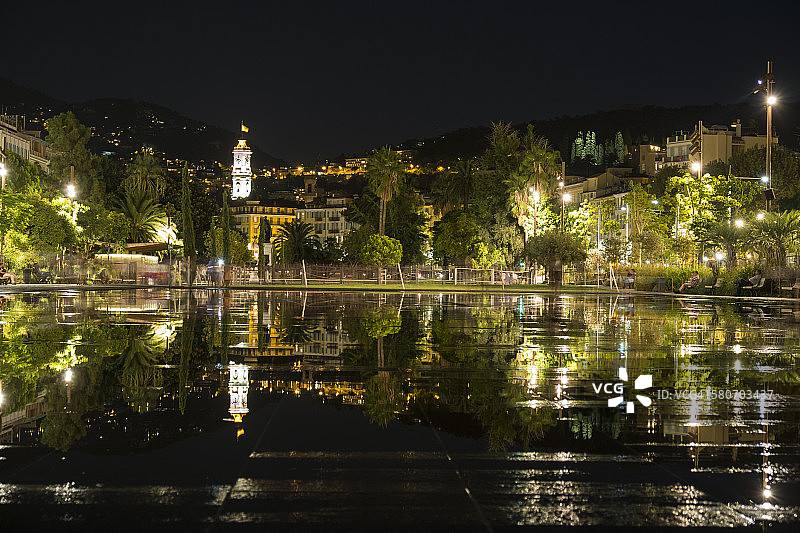 水中倒映的城市美景图片素材