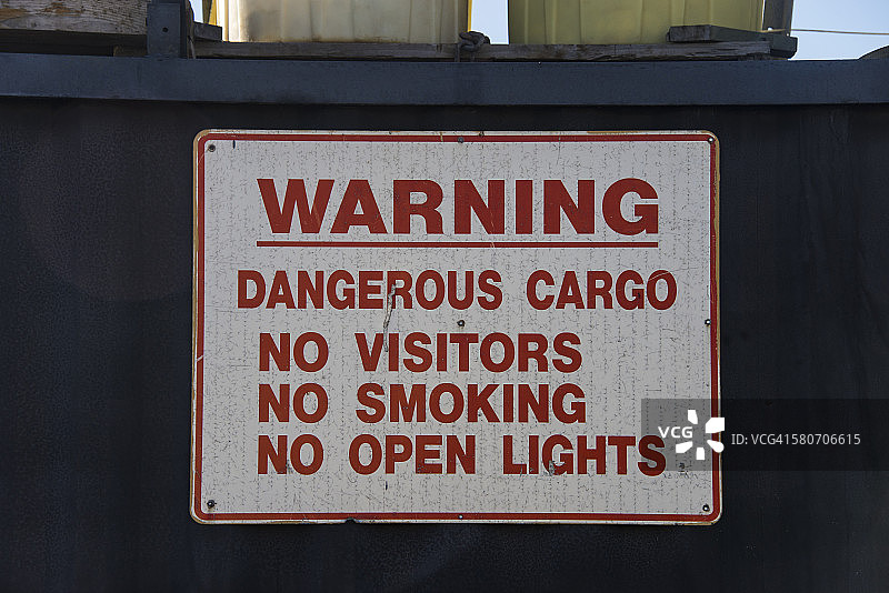 偏远港口中的危险货物标志图片素材