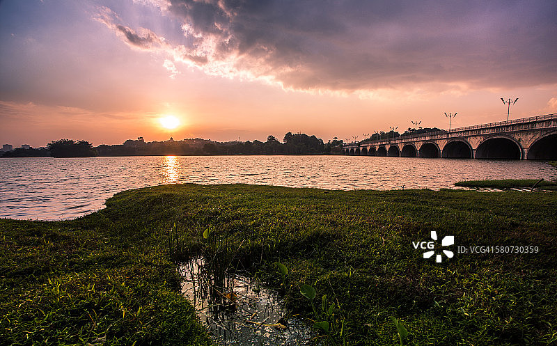 湖边的日落图片素材
