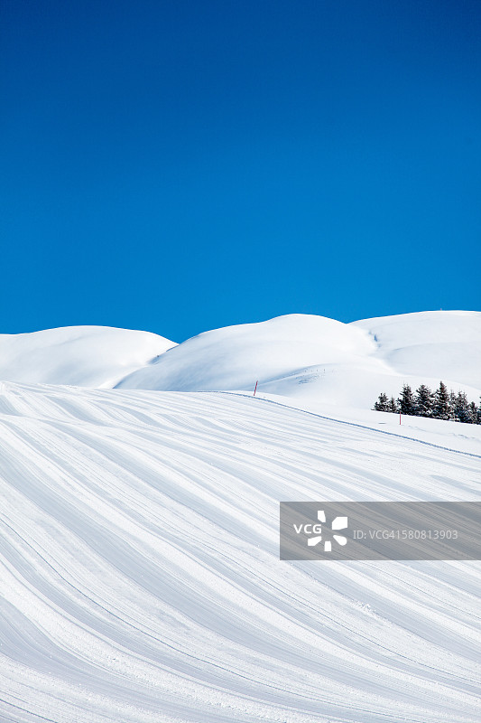 阿尔卑斯山完美的滑雪条件：原始的雪图片素材