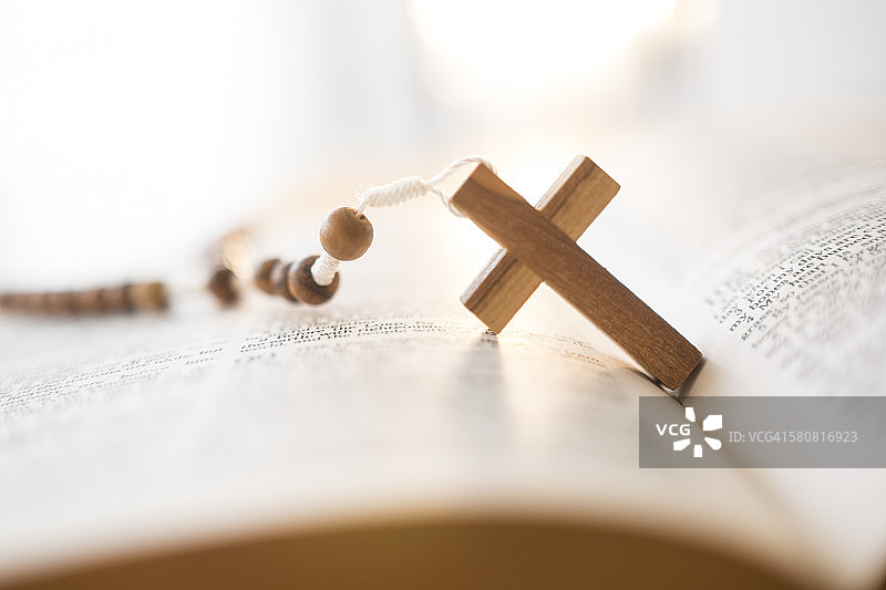 美国新泽西州，打开的圣经中的念珠图片素材