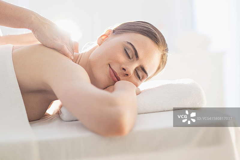 美国新泽西州，接受按摩的年轻女人图片素材