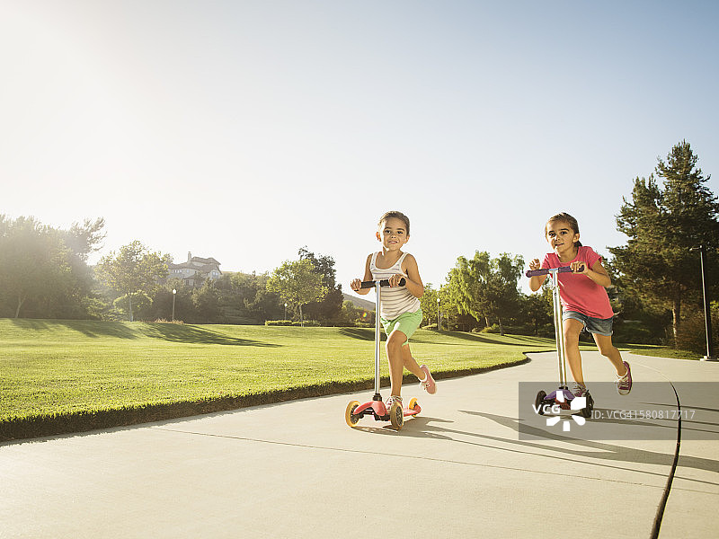 美国加州拉德拉牧场：姐妹（6-7岁，8-9岁）在公园玩耍图片素材